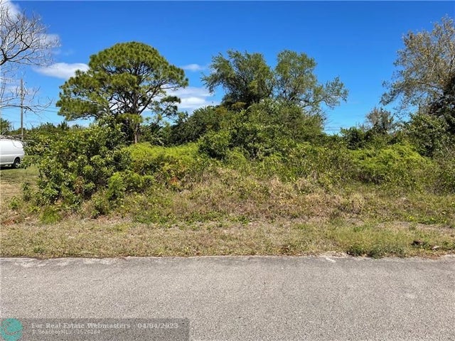 1 of 5 - O Barcelona Ave, Fort Pierce, FL