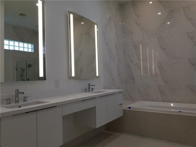 4 of 8 - 5730 Ashwood Cir, Hollywood, FL