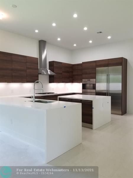 2 of 9 - 5786 Ashwood Cir, Fort Lauderdale, FL
