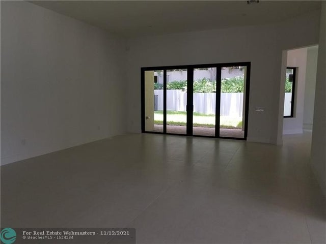 4 of 9 - 5786 Ashwood Cir, Fort Lauderdale, FL