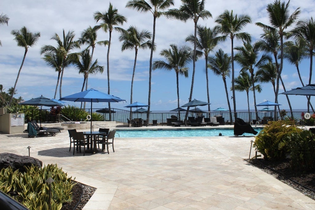 Kona By The Sea 756106 Alii Dr 122 in MLS® 670272 For Sale