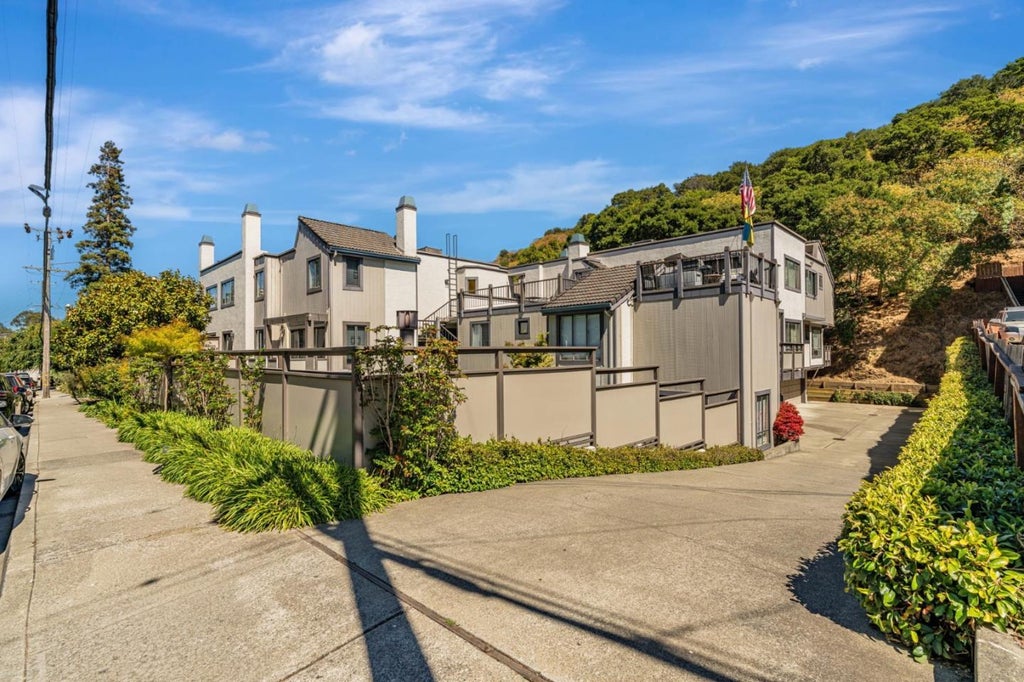 2411 Carlmont Dr 110, BELMONT