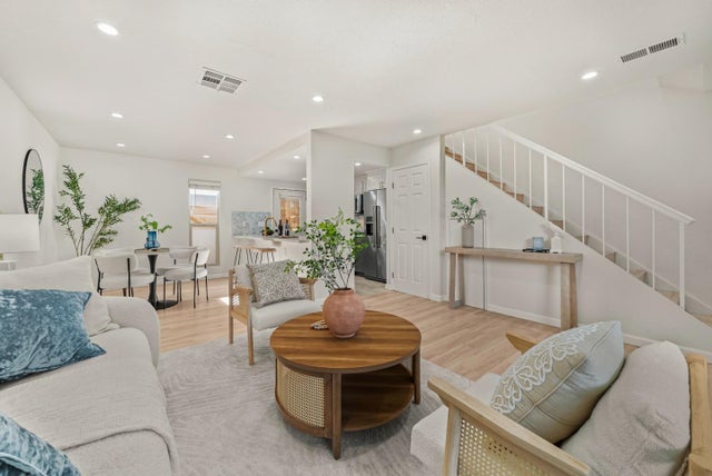 220 Red Oak Dr B, SUNNYVALE