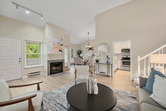 913 Apricot Ave B, CAMPBELL