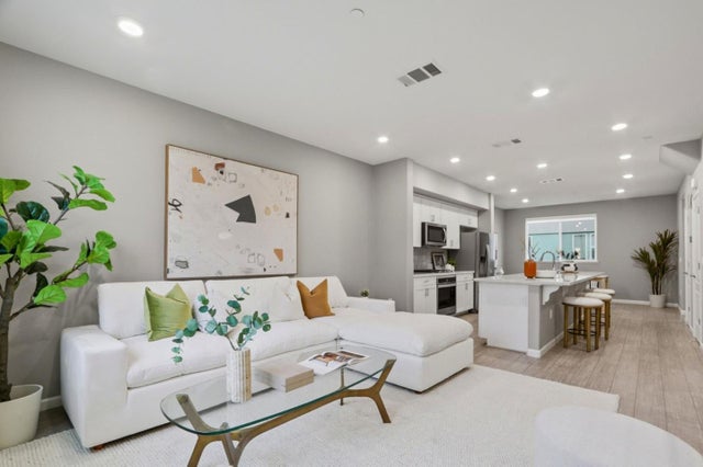 157 Llano De Los Robles Ave 4, San Jose