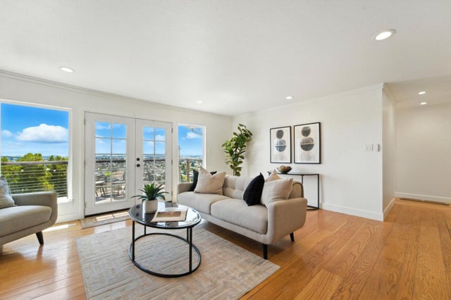 8730 Burr St, OAKLAND