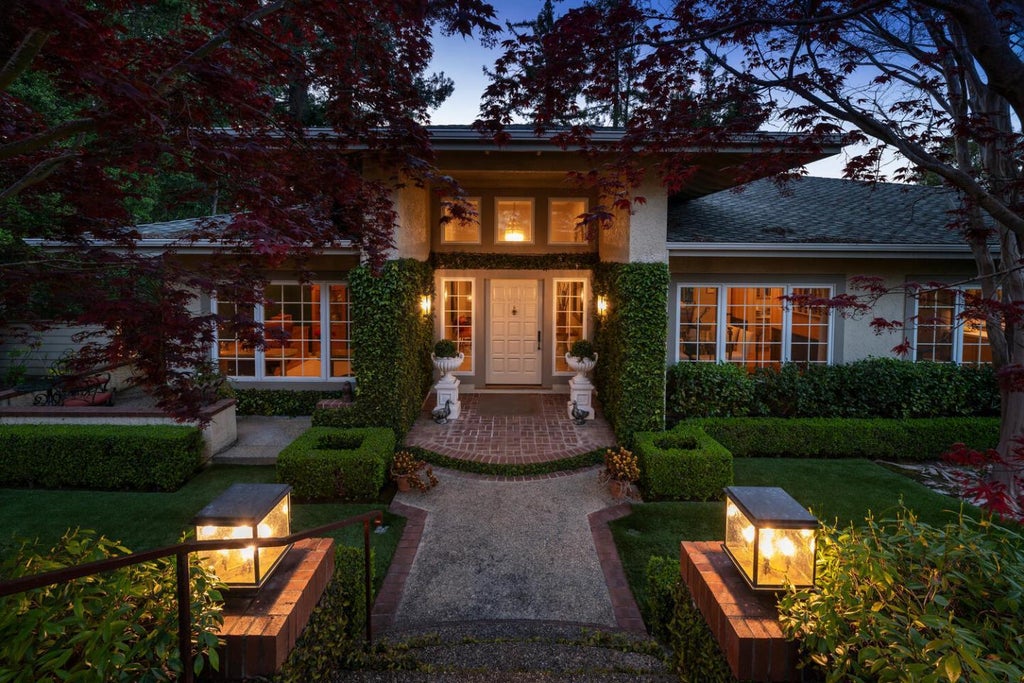 1162 Barroilhet Dr, HILLSBOROUGH