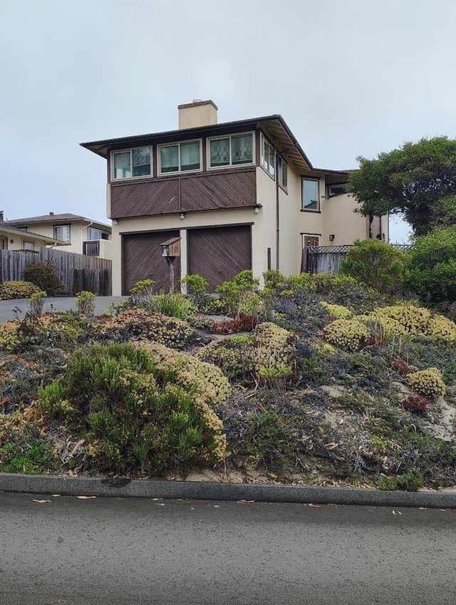 105 Roberts Ave, MONTEREY