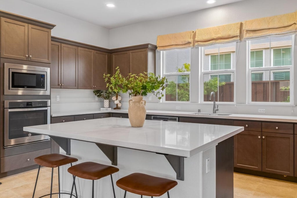 2962 Bluffs Dr, MARINA