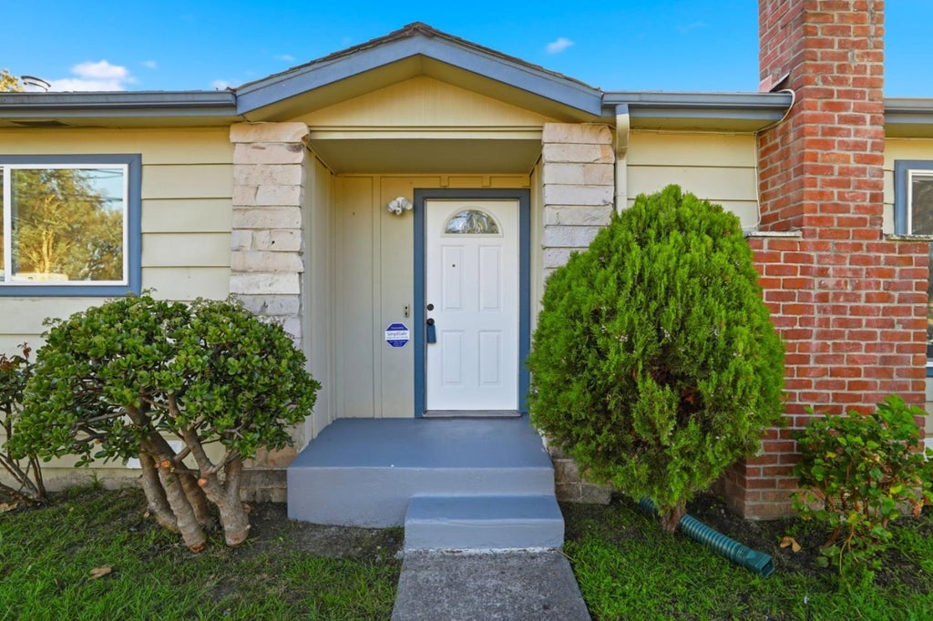 6875 Normandy Dr, Newark