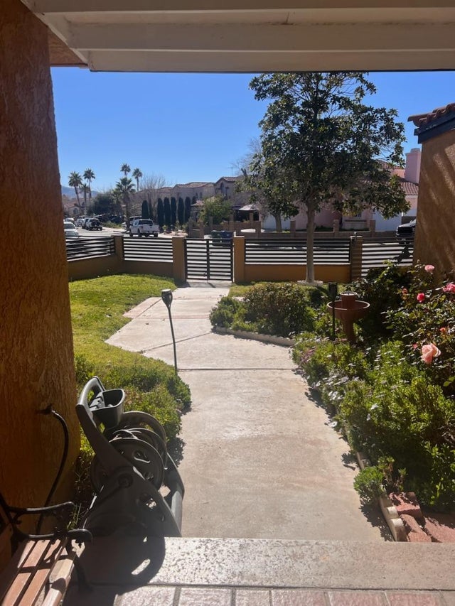 1945 E Avenue R6, PALMDALE