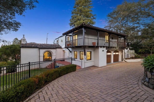 2323 Summit Dr, HILLSBOROUGH