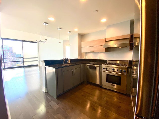 88 E San Fernando 2001, SAN JOSE