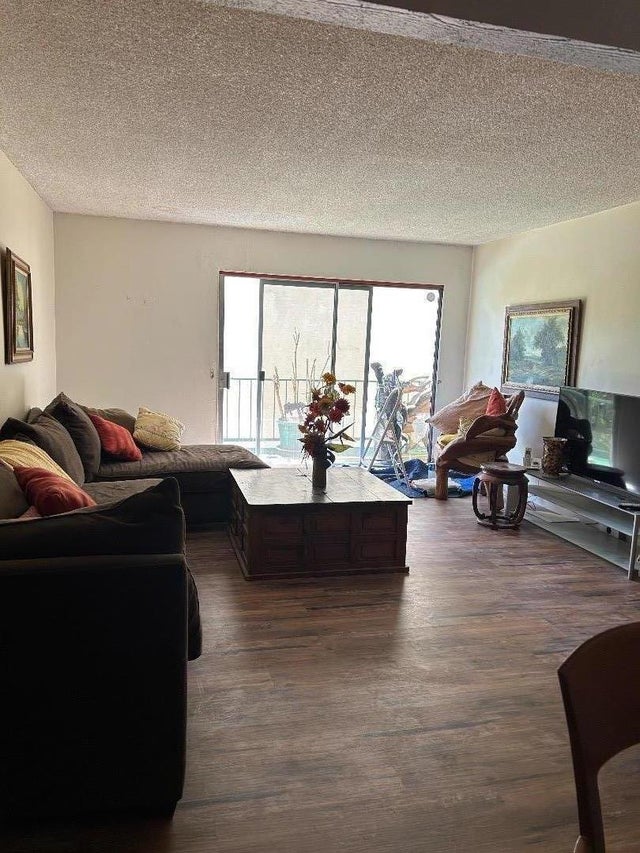 White Oak Ave J203, ENCINO