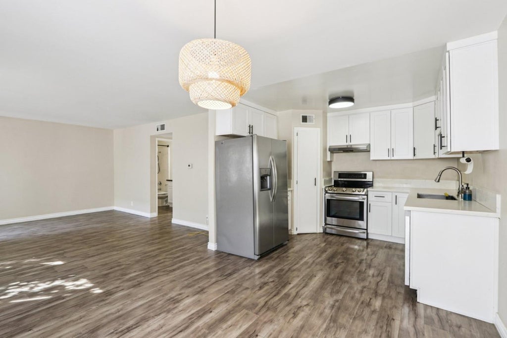 18555 Collins St C6, TARZANA