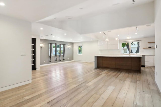 19041 Calvert St, TARZANA