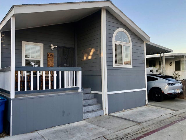 70 Chestnut 70, HOLLISTER