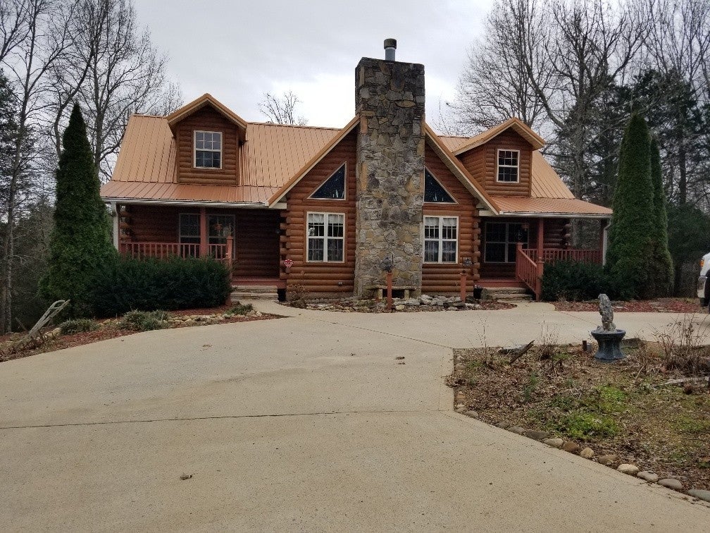 Home for sale in 1005 Johnson Ln Castalian Springs, TN