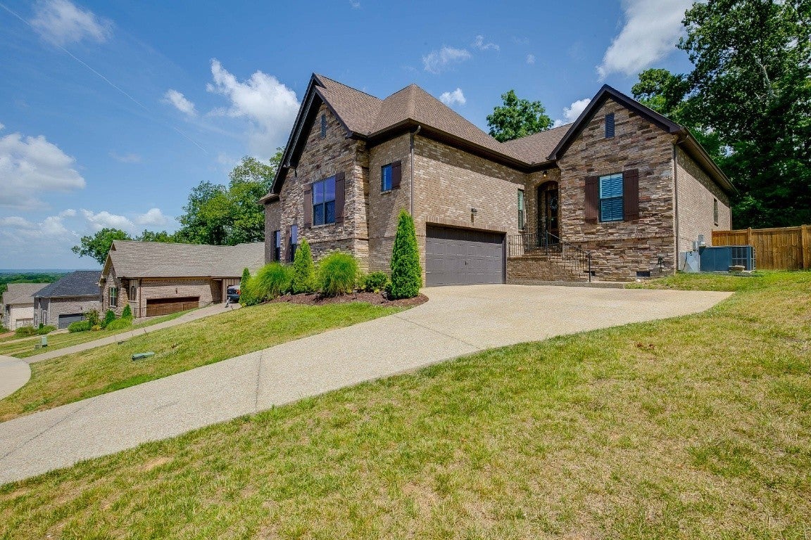 Home for sale in 156 Cobbler Cir Hendersonville, TN