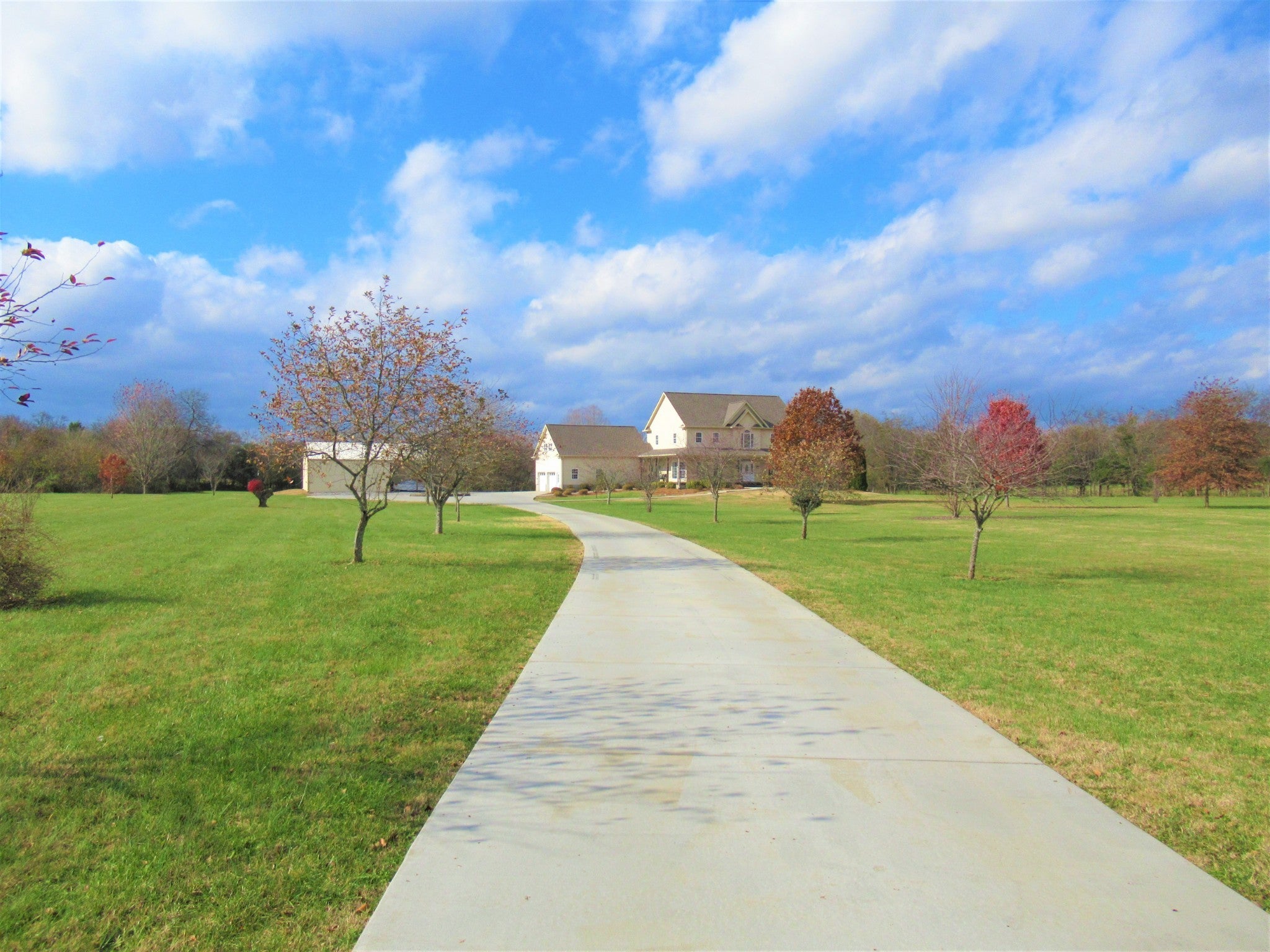 Home for sale in 600 Lovers Ln Lebanon, TN