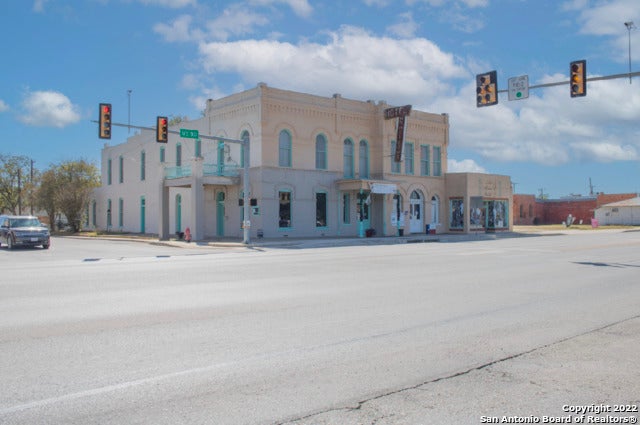 1101 19th St #1,2,3, Hondo