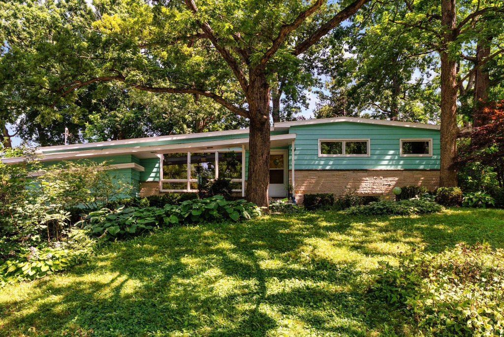 6006 Queens Way, Monona