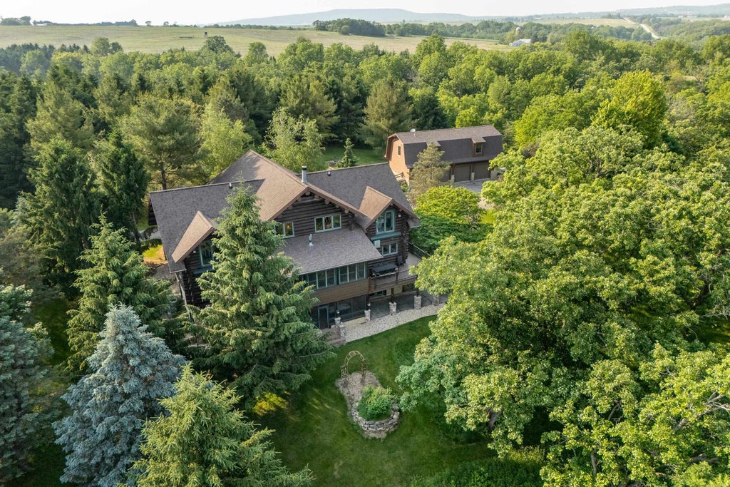 2195 County Road Z, Blue Mounds