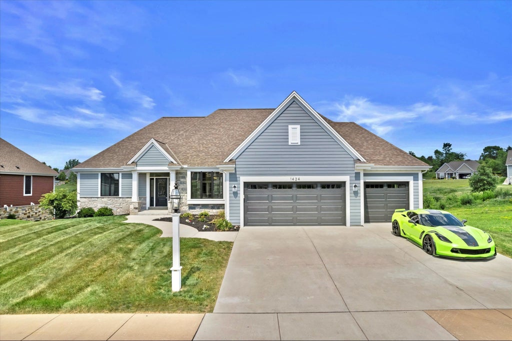 1424 White Deer Trail, Waukesha