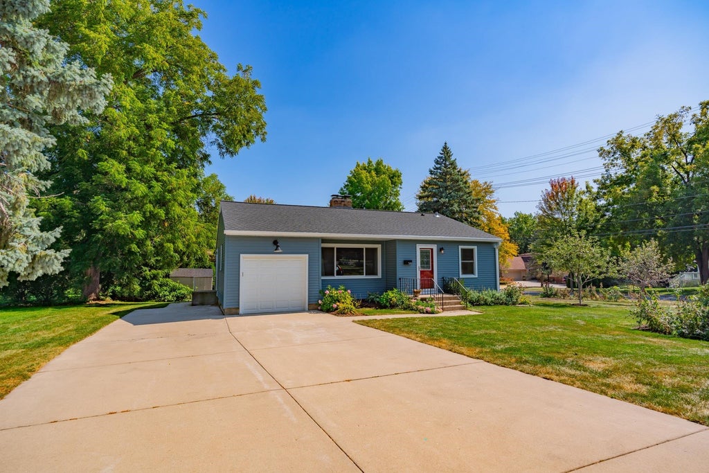 5212 Midmoor Road, Monona