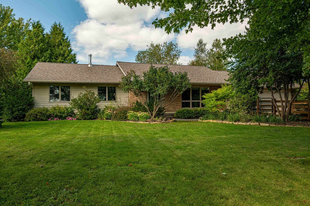 8955 County Road N, Wiota