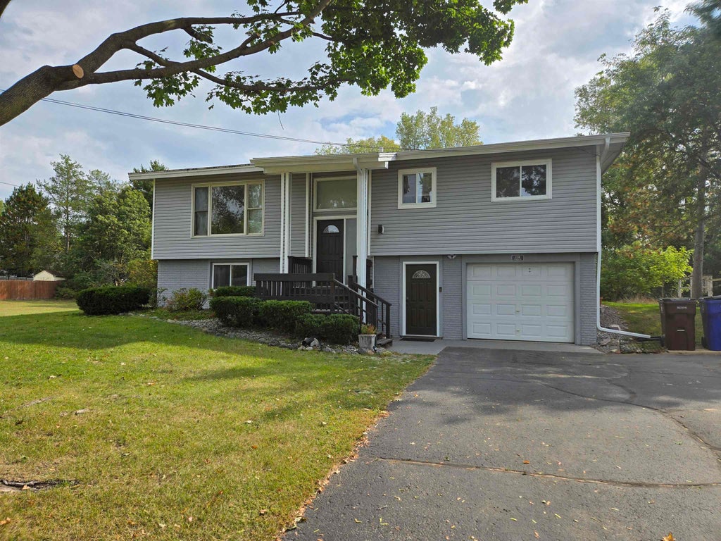 138 N Pierce Street, Adams