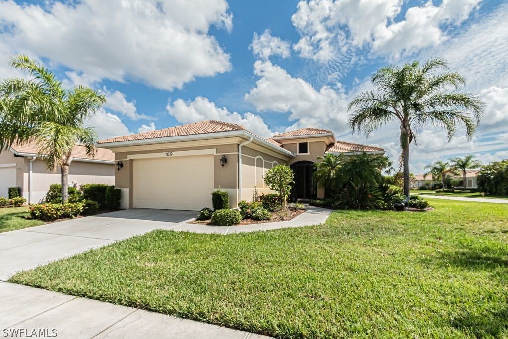 SW Florida Real Estate - View SW FL MLS #222075239 at 11519 Giulia Dr in PELICAN PRESERVE in FORT MYERS, FL - 33913